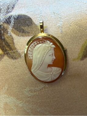 14K Gold Genuine Shell Cameo Pendant/Brooch